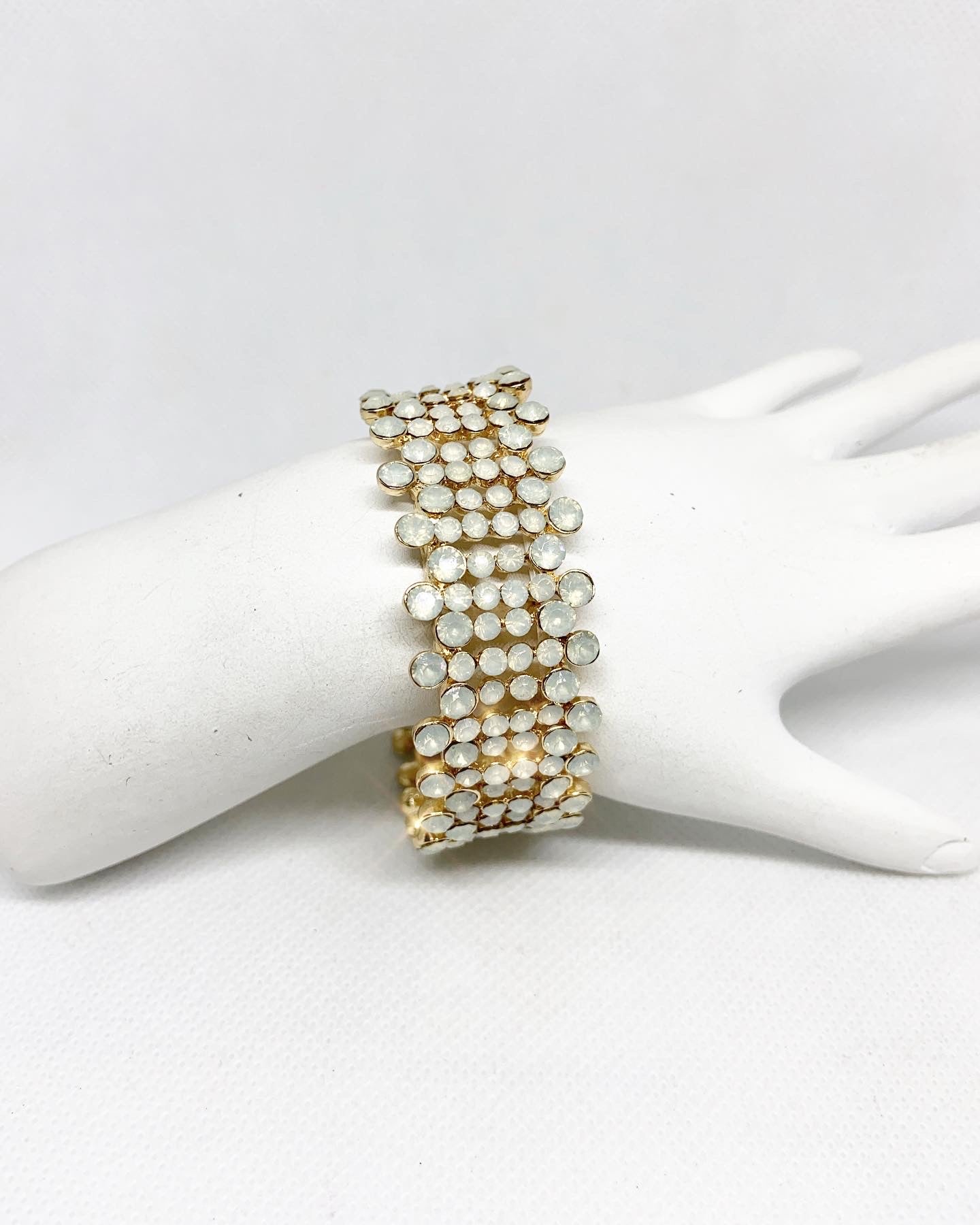 BG56 WHITE OPAL STONES