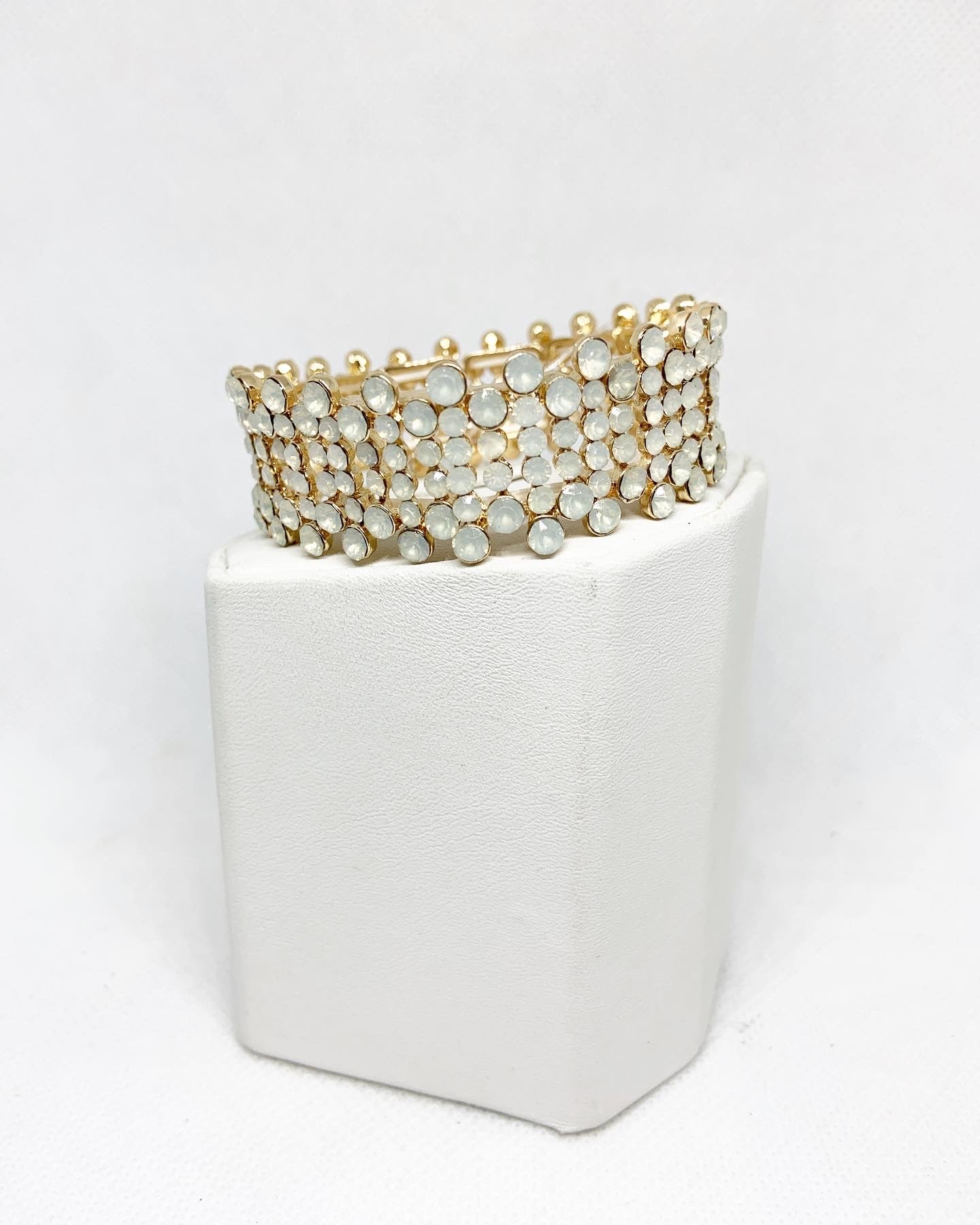 BG56 WHITE OPAL STONES